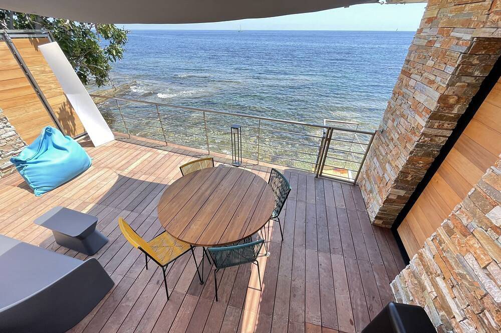 Appartement Tout Confort, Terrasse et accès Direct Mer, les Pieds dans L'Eau in Miomo, Santa-Maria-di-Lota