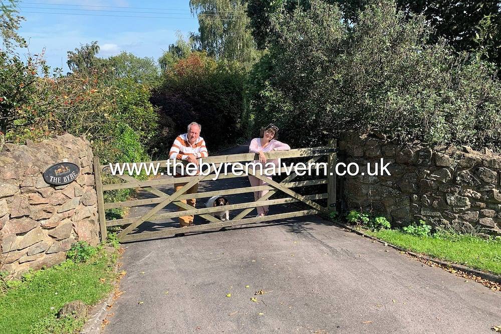 The Byre, Malvern Self-Catering Holiday Cottage for Two People in Malvern, Worcestershire