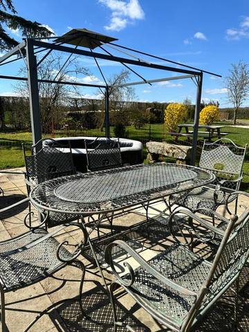 Chambre d’hôte pour 2 personnes, avec piscine ainsi que vue et jardin dans Orne