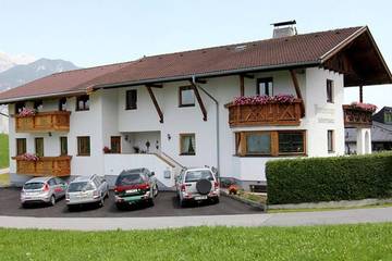 Ferienwohnung für 6 Personen, mit Garten und Sauna sowie Balkon in Oberperfuss