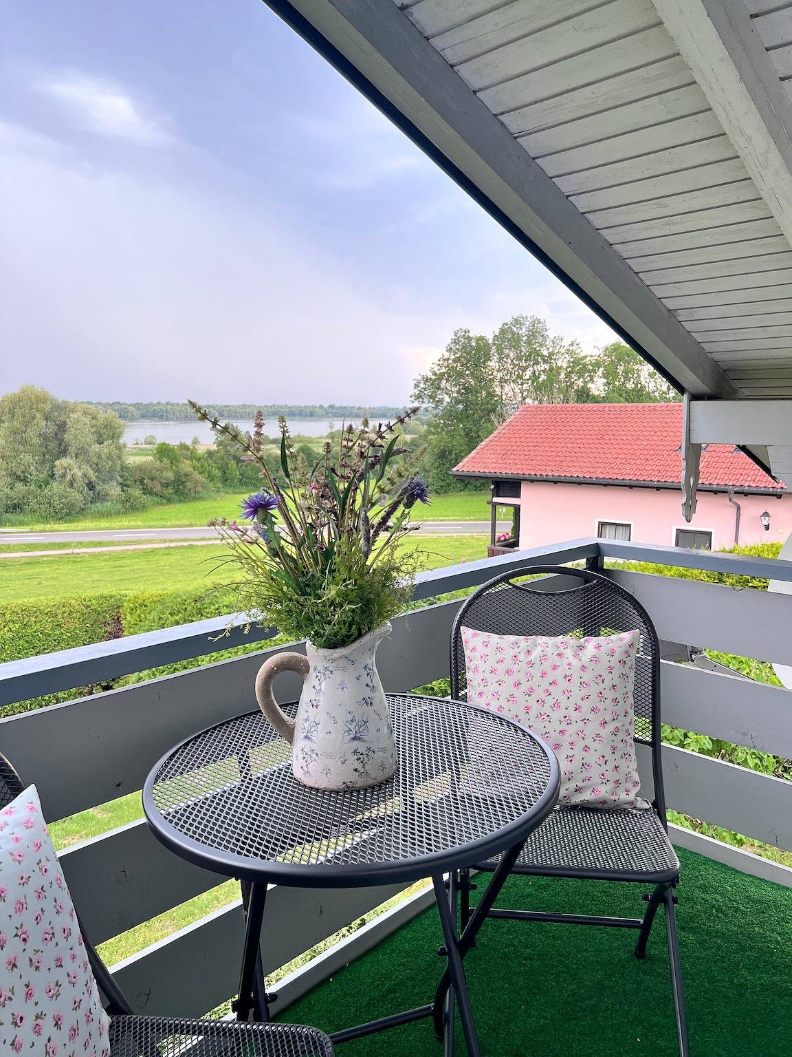 Haus Chiemseeblick - Zimmer Kampenwand - Doppelzimmer mit Dusche/Wc und Balkon in Grabenstätt, Chiemsee