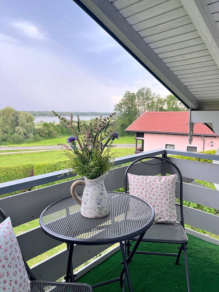 Pension für 2 Personen, mit Balkon/Terrasse und Balkon sowie Seeblick in Grabenstätt - 3