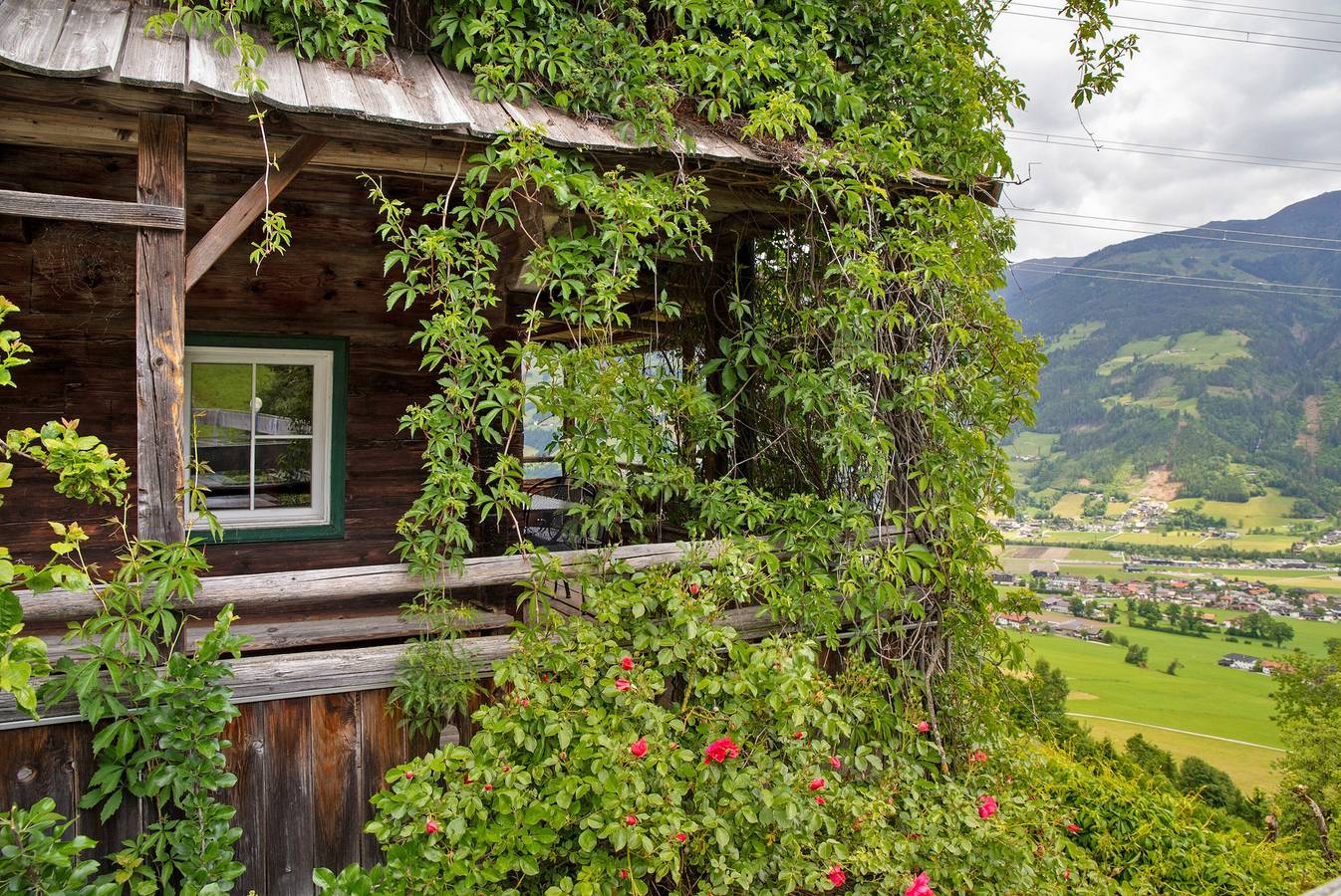 Ganze Wohnung, Ferienhaus 'Berghaus Wiesegg - Uriges Tiroler' mit Bergblick, Gemeinschaftsterrasse und Wlan in Tuxer Alpen, Fügenberg