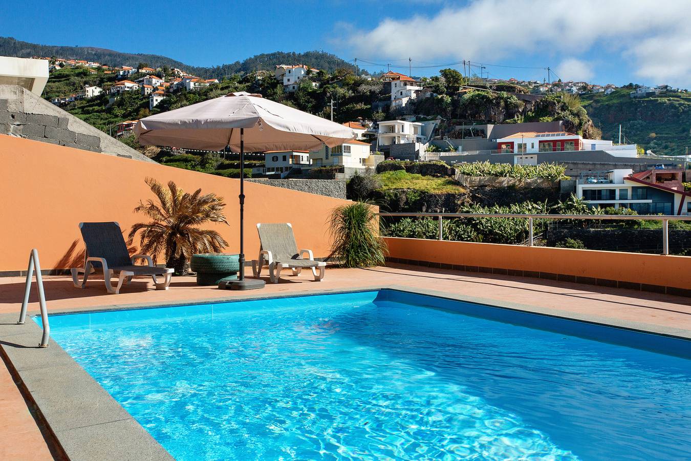 Ganze Wohnung, Ferienwohnung 'Morning Glory' mit Meerblick, Gemeinschaftspool und Wi-Fi in Calheta, Madeira