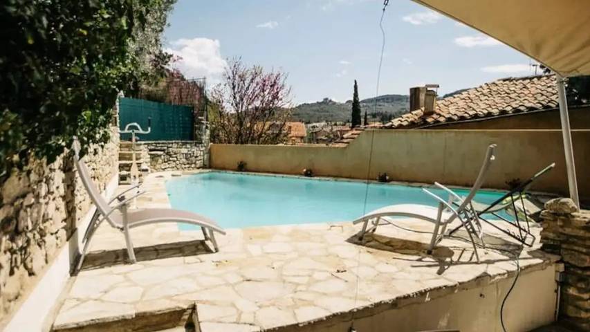 Vacation apartment for 9 people, with yard and pool in Apt