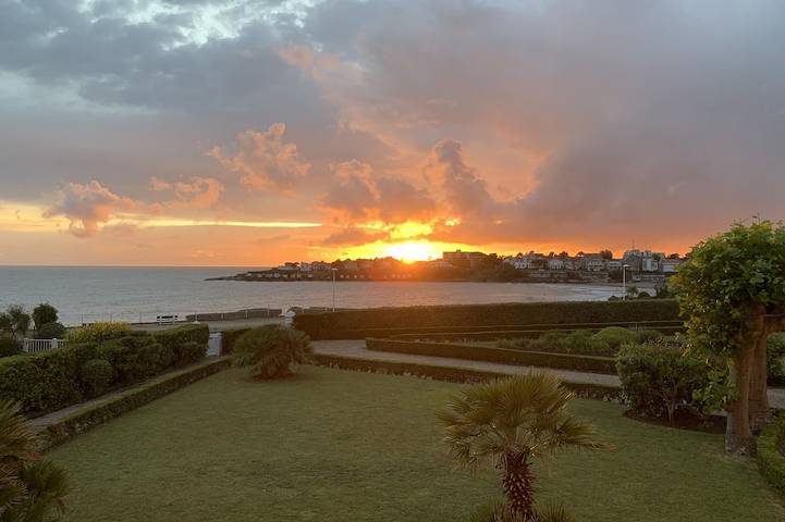 Location de vacances pour 8 personnes, avec balcon et jardin dans Pontaillac