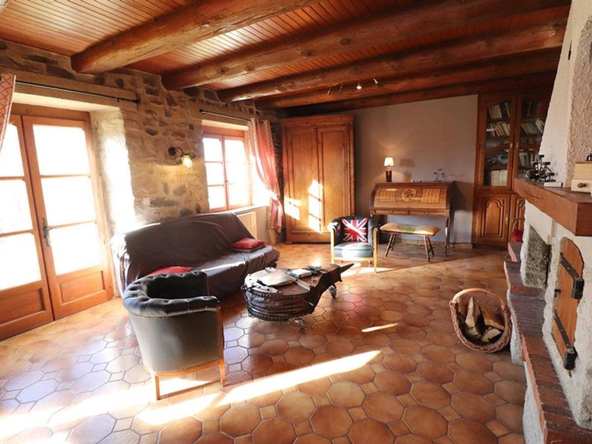 Gîte charmant à Riom-ès-Montagnes, 4 pers, avec jardin, terrasse, cheminée, proche randos et lacs - Fr-1-742-203 in Riom-ès-Montagnes, Parc naturel régional des Volcans d'Auvergne