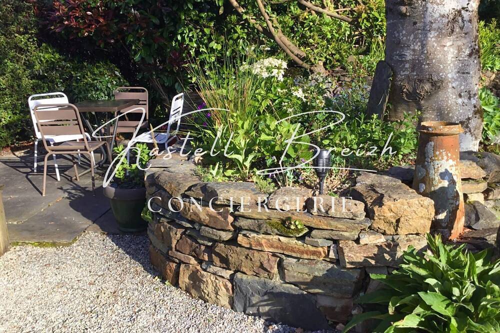 Petit cocon avec son jardin secret in Bon Repos sur Blavet, Région de Guingamp
