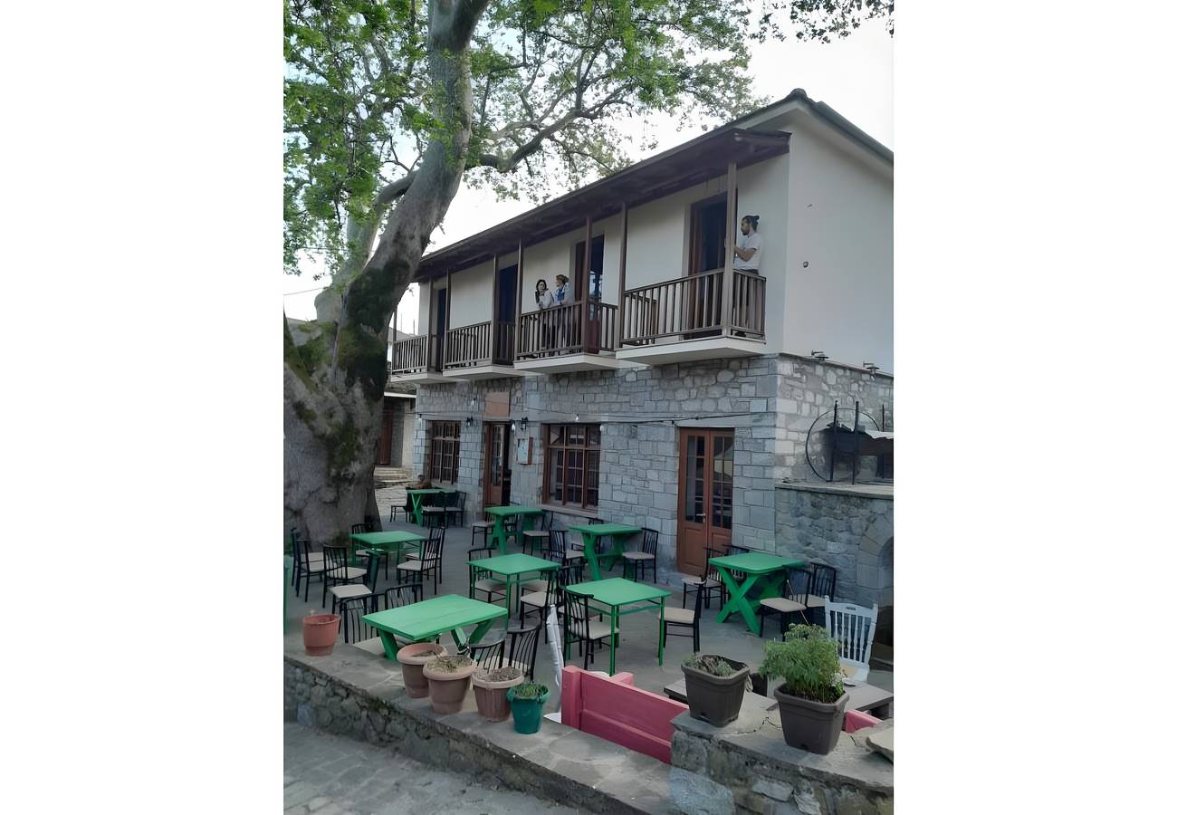 Maison d'hôtes 'Armoloi Room 3' avec vue sur la montagne, terrasse partagée et Wi-Fi in Parc national de Vikos-Aoos