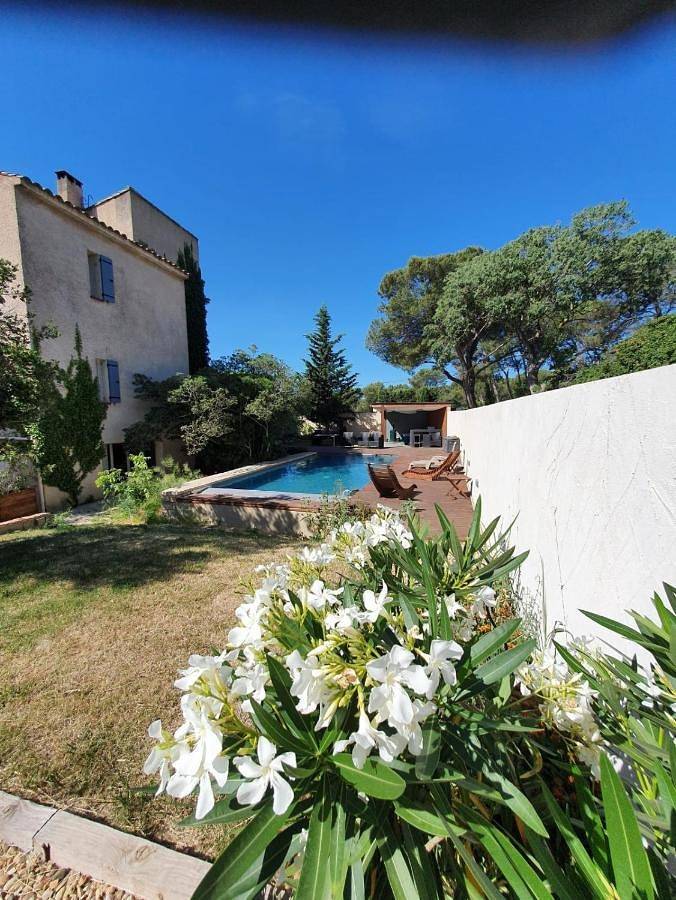 Apartamento para 2 personas, con jardín además de piscina y vistas en Nimes