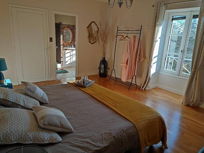 Location de vacances pour 9 personnes, avec piscine ainsi que jardin et vue, animaux acceptés à Charrais