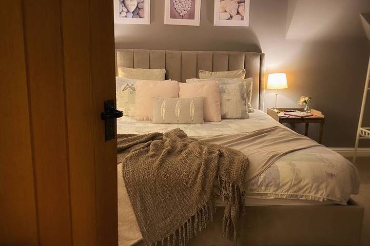 The Loft at Peake’s Retreats + private hot tub in Staffordshire
