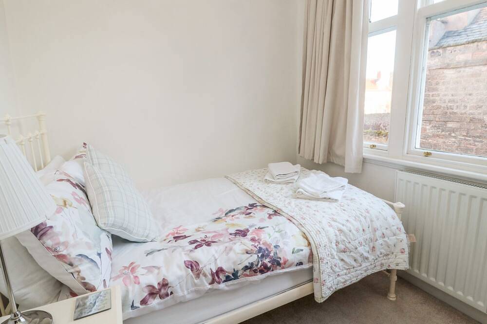 Iona 10 Palace Street East, family friendly in Berwick-Upon-Tweed in Berwick-upon-Tweed, Northumberland