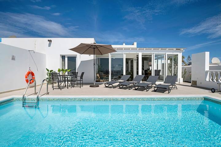 Casa de vacaciones 'Field Of Dreams' con vistas al mar, piscina privada y Wi-Fi in Playa Blanca, Yaiza