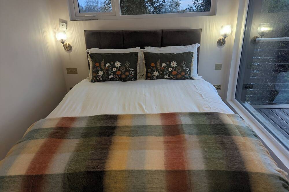 Beautiful cosy cabin for two with Hot Tub in County Fermanagh