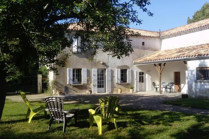Location de vacances pour 4 personnes, avec jardin à Pujols (Gironde)
