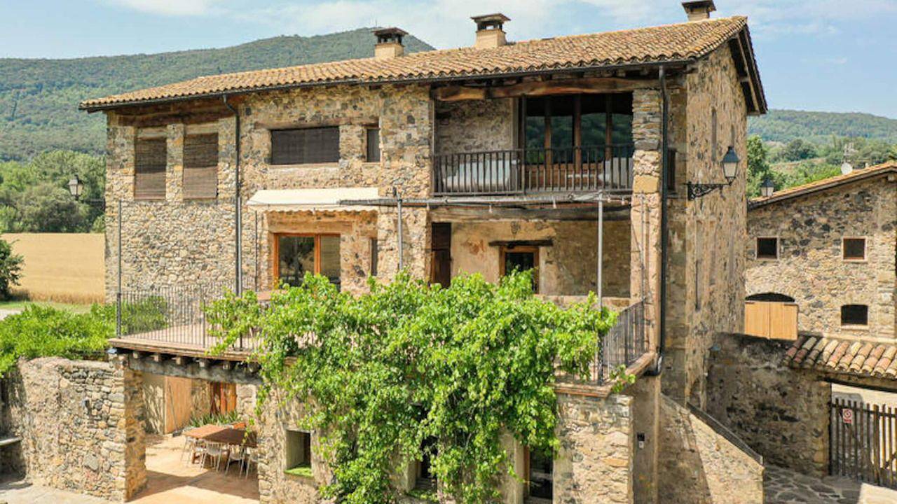 Apartamento vacacional entero, Apartamento de vacaciones para 17 personas con piscina in Montagut y Oix, Garrotxa