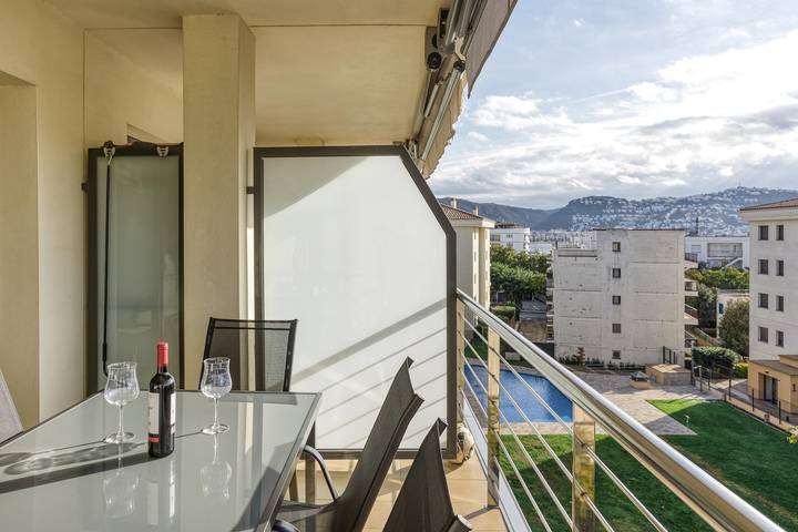 Ferienwohnung für 7 Personen, mit Balkon und Garten in Roses