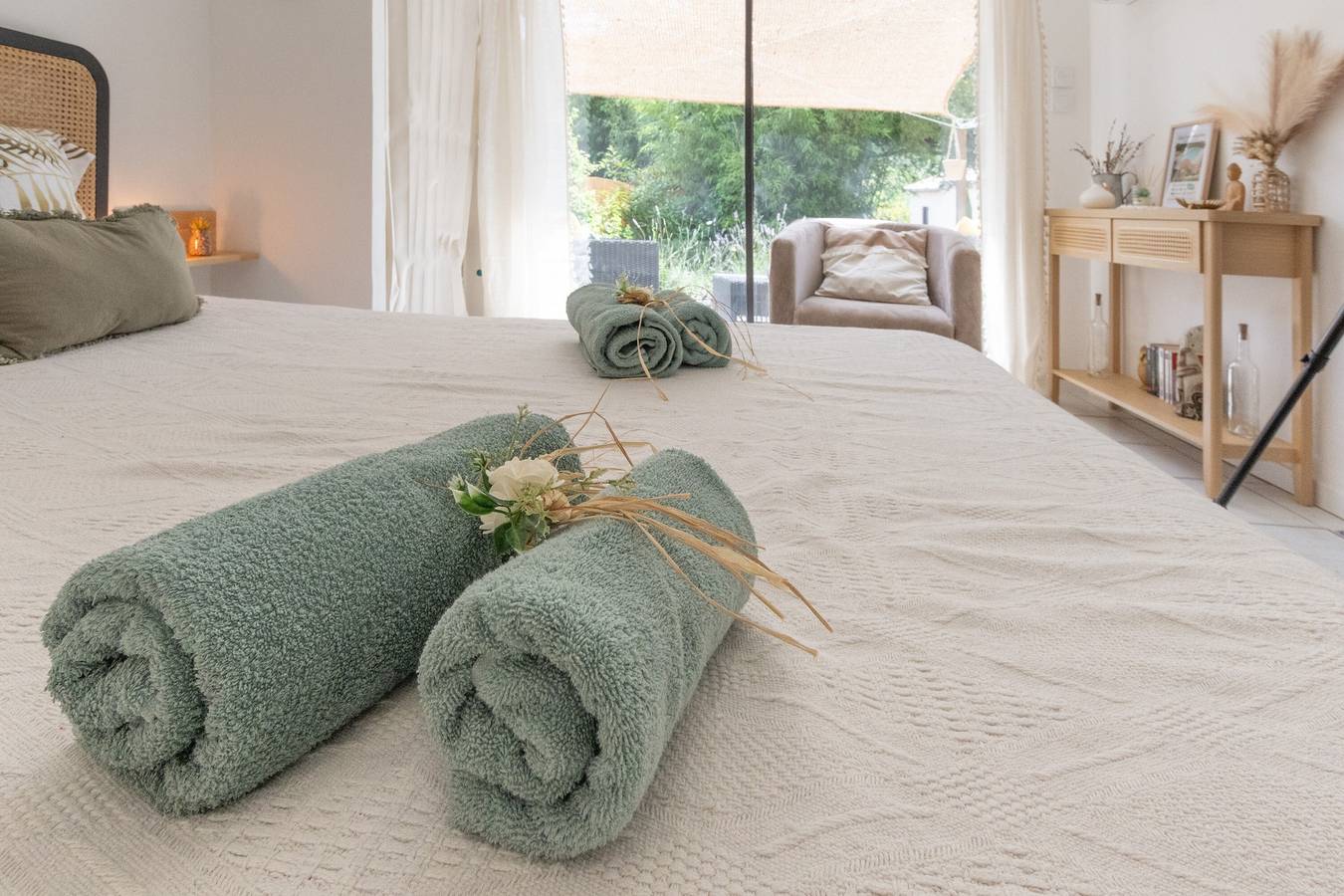 Vakantiehuis 'T1 Ardeche Vesseaux' met uitzicht op de bergen, gedeelde tuin & Wi-Fi, foto 11