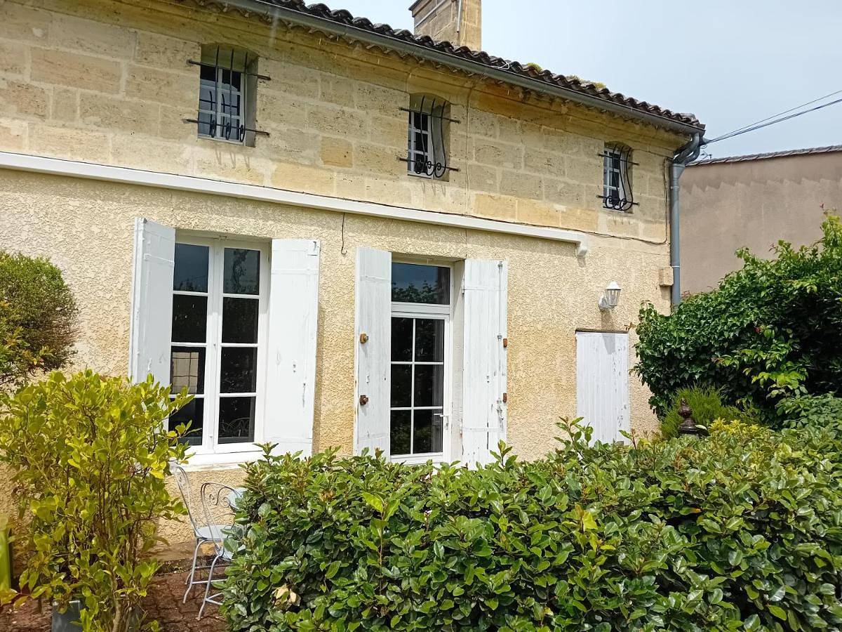 Appartement entier, Two-Bedroom Apartment in Saint-Magne-de-Castillon, Région de Libourne