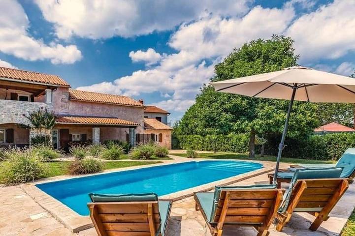 Ferienhaus für 10 Personen, mit Pool und Garten, mit Haustier