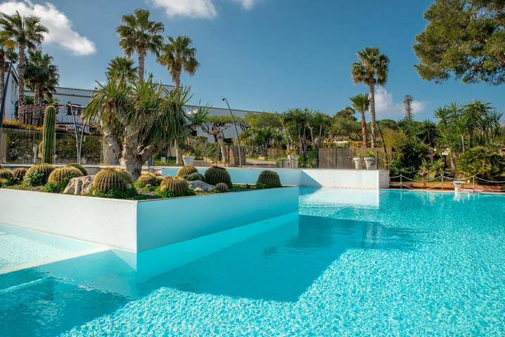 Hôtel pour 3 personnes, avec jardin ainsi que piscine et jacuzzi