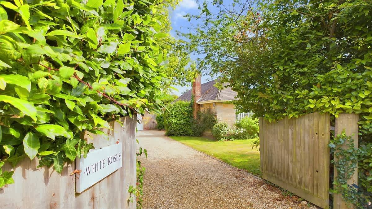 White Roses a dog friendly retreat for two in Bembridge, Isle of Wight