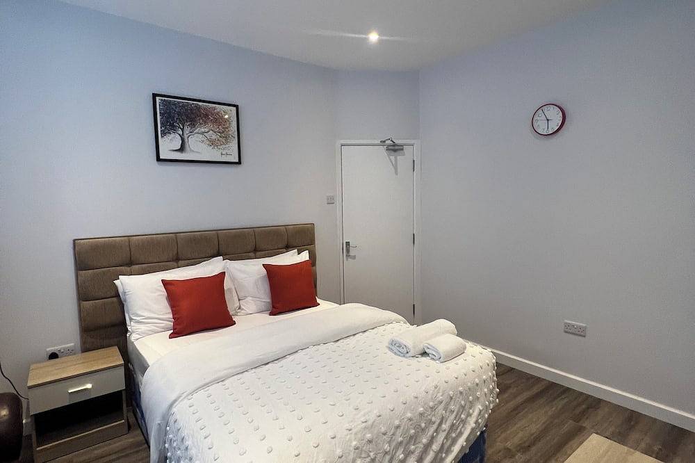 Luxury, Cosy and  Quiet 4-bed House close to town centre and transport in Northampton, Northamptonshire