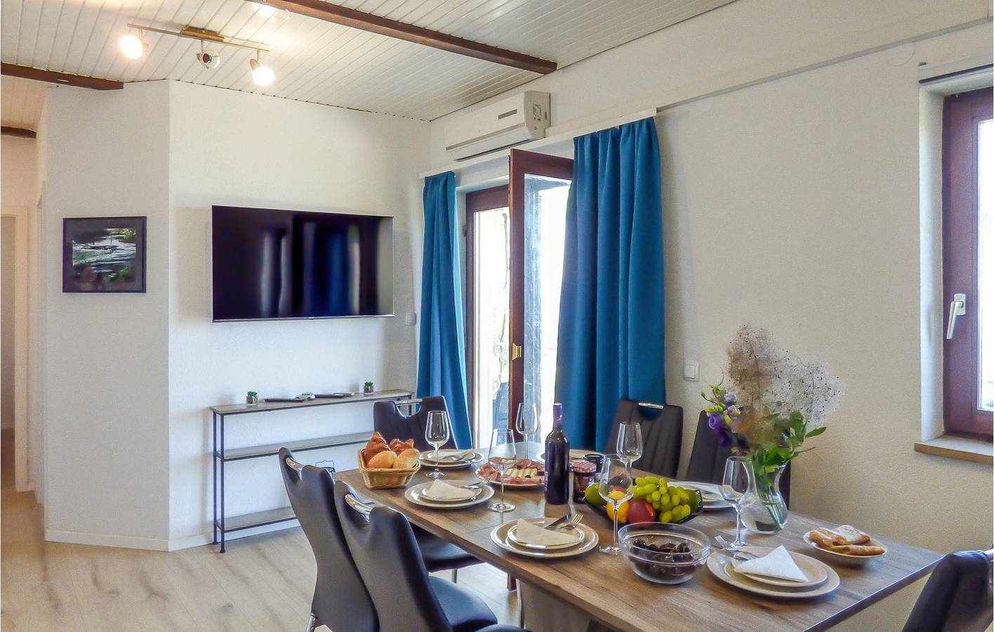 Geheel vakantieappartement, Gezellig appartement met 2 slaapkamers, terras, vlak bij het strand en parkeergelegenheid in Omiš (Dalmatia), Omiš-Riviera