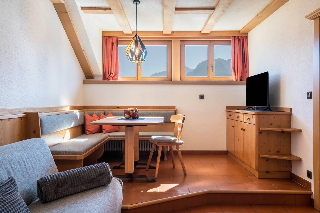 Entire apartment, Apartment Häuslerhof Larix with Mountain View & Wi-Fi in Villgratener Berge, Niederdorf