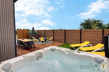 Gîte pour 6 personnes, avec terrasse et jacuzzi ainsi que jardin et sauna à Plurien