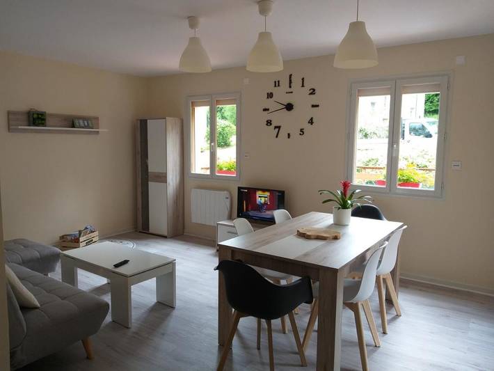 Gîte pour 5 personnes, avec Balcon et Terrasse ainsi que Jardin et Vue à Châtillon-en-Michaille