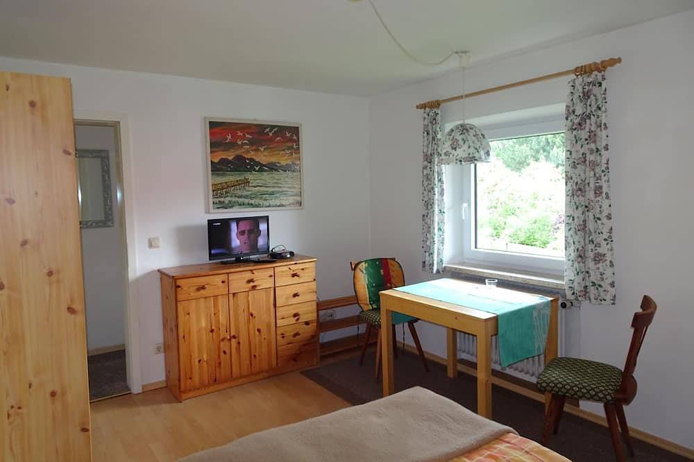 Ganze Wohnung, Appartement 1 - 22 qm -  Wohn-/Schlafraum, Küche, Dusche, Wc, eigener Balkon in Gollenshausen am Chiemsee, Gstadt am Chiemsee