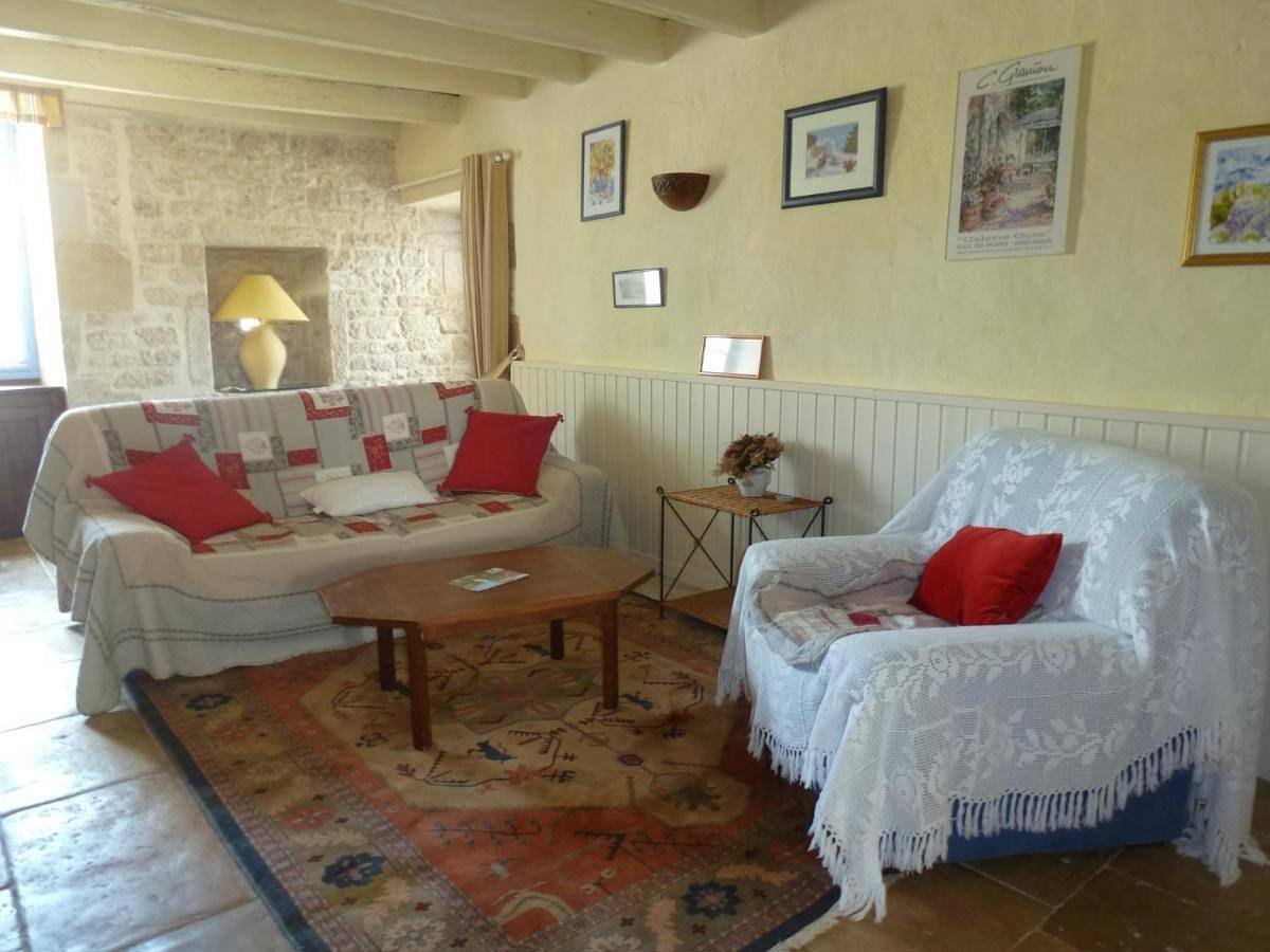 Three-Bedroom House in Saint-Gelais, Région de Niort