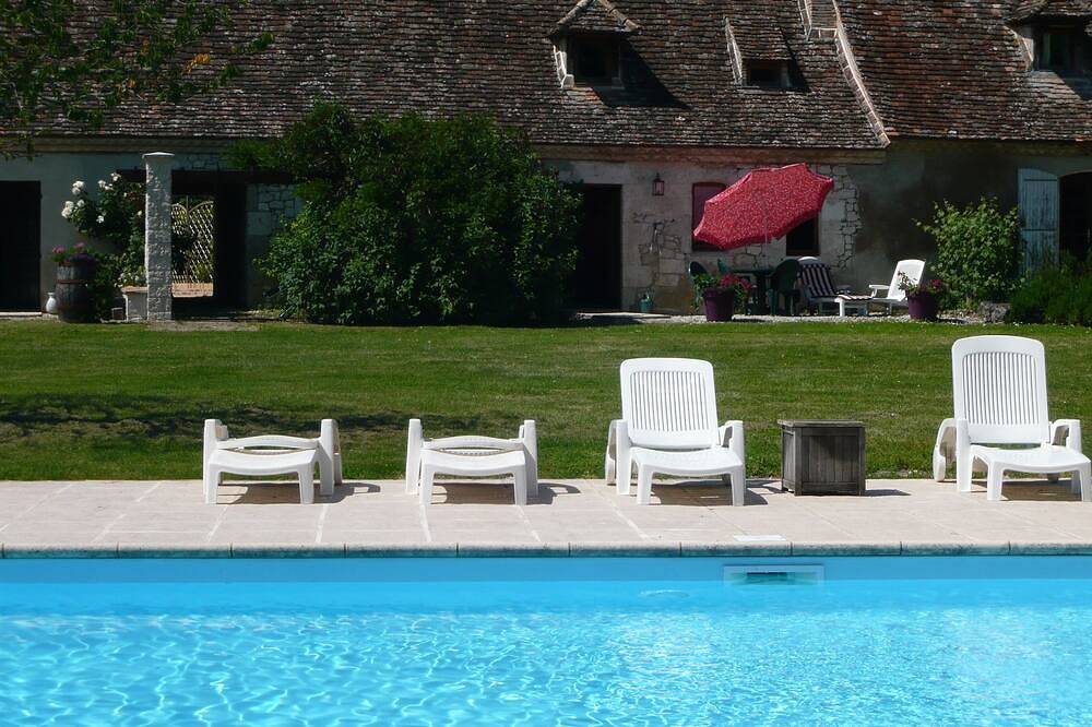 Gite de luxe pour couples adultes, paisable, vues dégagées, large piscine in Boisse, Périgord Pourpre