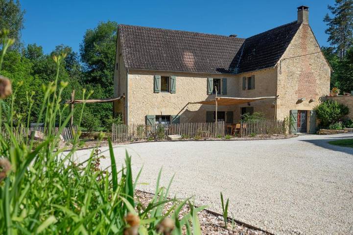 Location de vacances pour 8 personnes, avec jardin ainsi que jacuzzi et terrasse à Thonac - 3