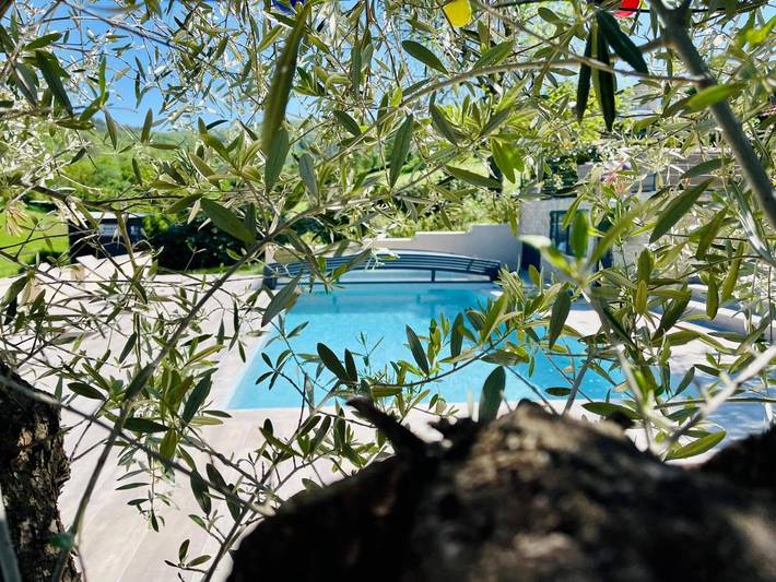 Location de vacances pour 4 personnes, avec terrasse et jardin ainsi que vue et piscine dans Sourcieux-les-Mines