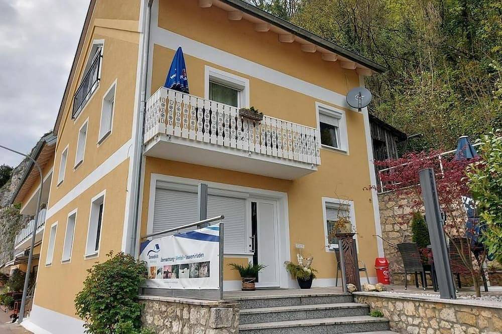 Ganze Wohnung, Moderne Ferienwohnung (45 m2) direkt am Donauufer mit kostenfreiem Wlan in Kelheim, Donaudurchbruch bei Weltenburg