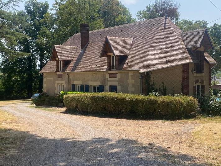 Location de vacances pour 8 personnes, avec Terrasse et Jardin ainsi que Piscine et Vue à Urzy