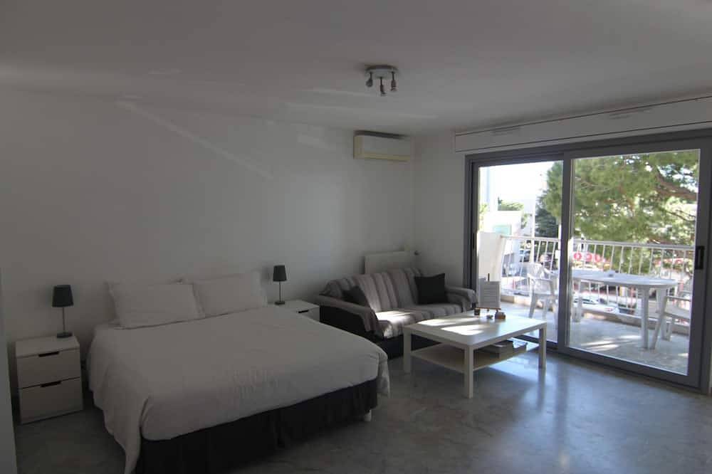 Ganze Wohnung, Studio-Superior-Eigenes Badezimmer-Balkon in Saint-Laurent-du-Var, Mittelmeerküste (Frankreich)