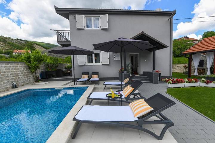 Villa pour 7 personnes, avec piscine ainsi que jardin et vue, animaux acceptés à Sinj - 4