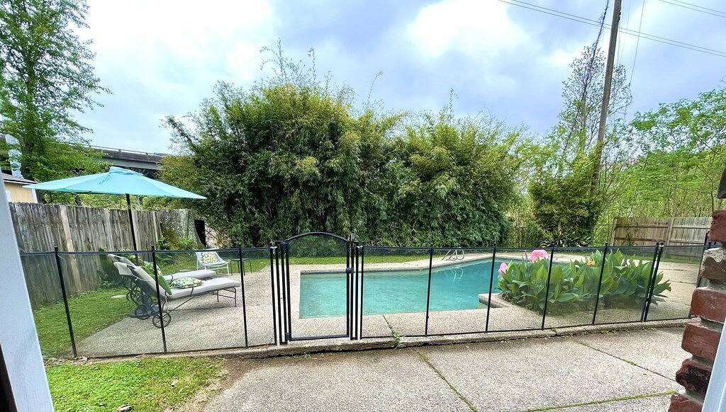 ❤️2.2 Milestolsu•2 Desks•Washerdryer•Ac🤿Pool•Fencedyardpatio📺Smarttv❤️ in Baton Rouge, East Baton Rouge Parish