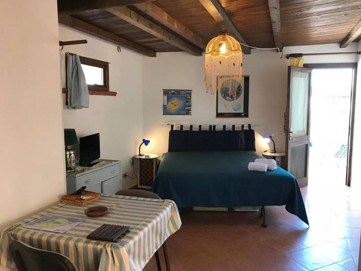 Gîte pour 2 personnes, avec Balcon et Terrasse ainsi que Jardin et Vue à Ustica