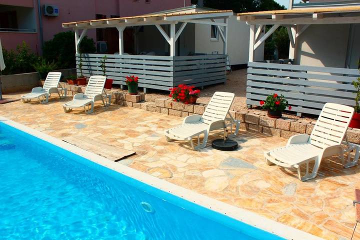 Ferienwohnung für 6 Personen, mit Pool und Ausblick sowie Garten