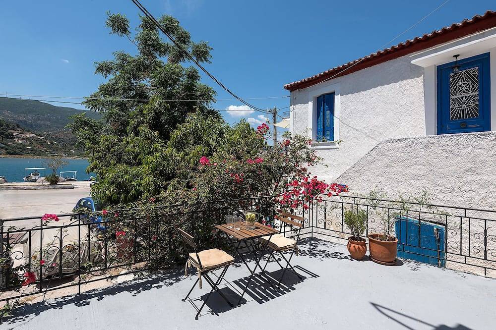 Ground floor of renovated townhouse with large veranda in Poros Stadt, Poros