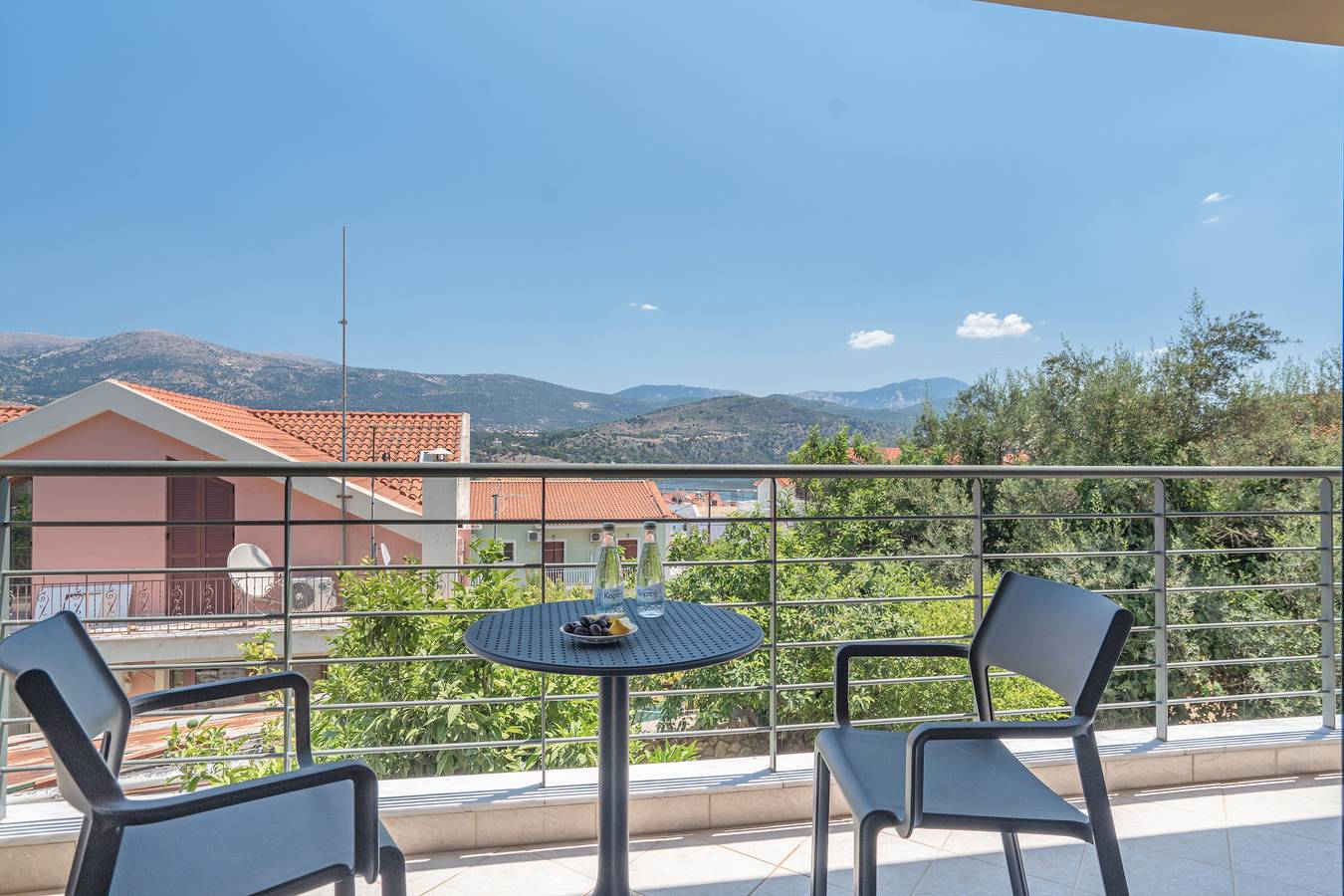 Entire apartment, Apartment 'Ardavani City  2' with Shared Terrace, Shared Garden and Air Conditioning in Argostoli, Kefalonia