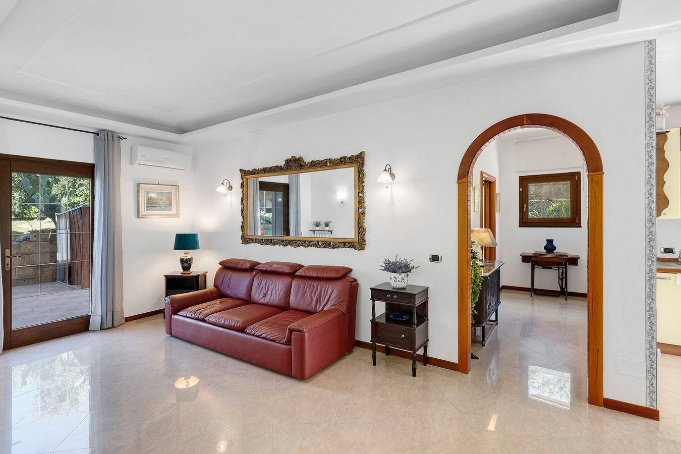 Entire apartment, Suite Ermosa: Apartment with Private Garden, Wi-Fi & Air Conditioning in Pozzuoli, Naples Province