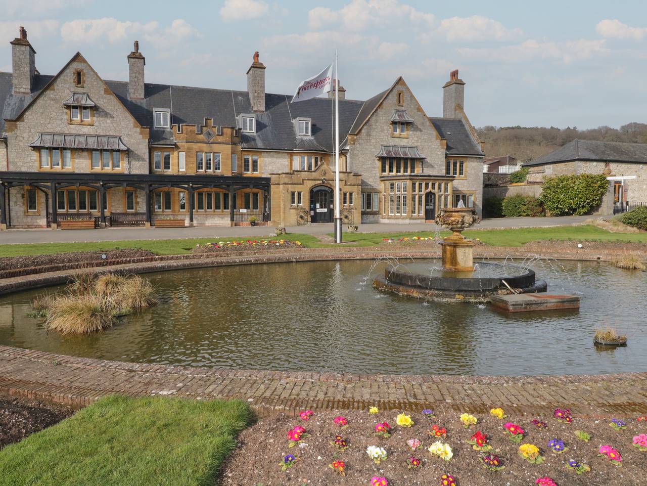 Pebble Path at Marine Court in Littlehampton, Sussex Occidental