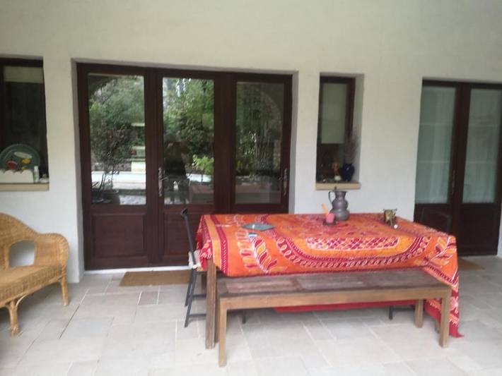 Gîte pour 2 personnes, avec piscine ainsi que jardin et terrasse à Aubussargues