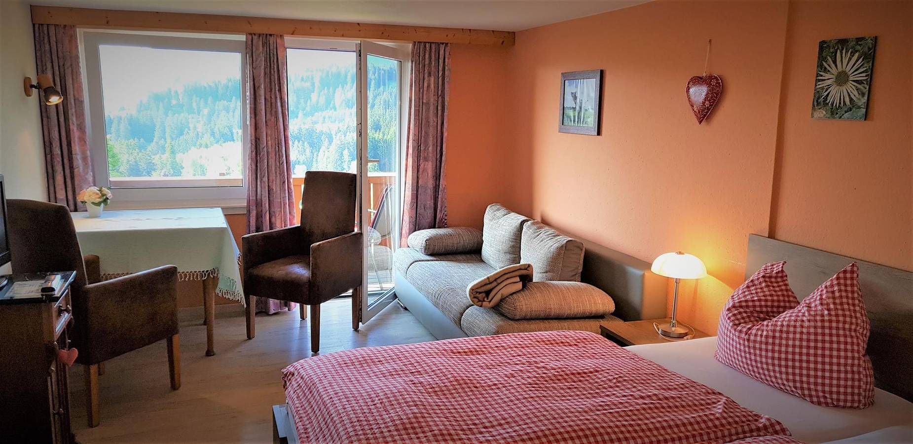 Ganze Ferienwohnung, Doppelzimmer Landhausstil, Dusche, Wc, Balkon in Mittelberg (Allgäu), Oy-Mittelberg